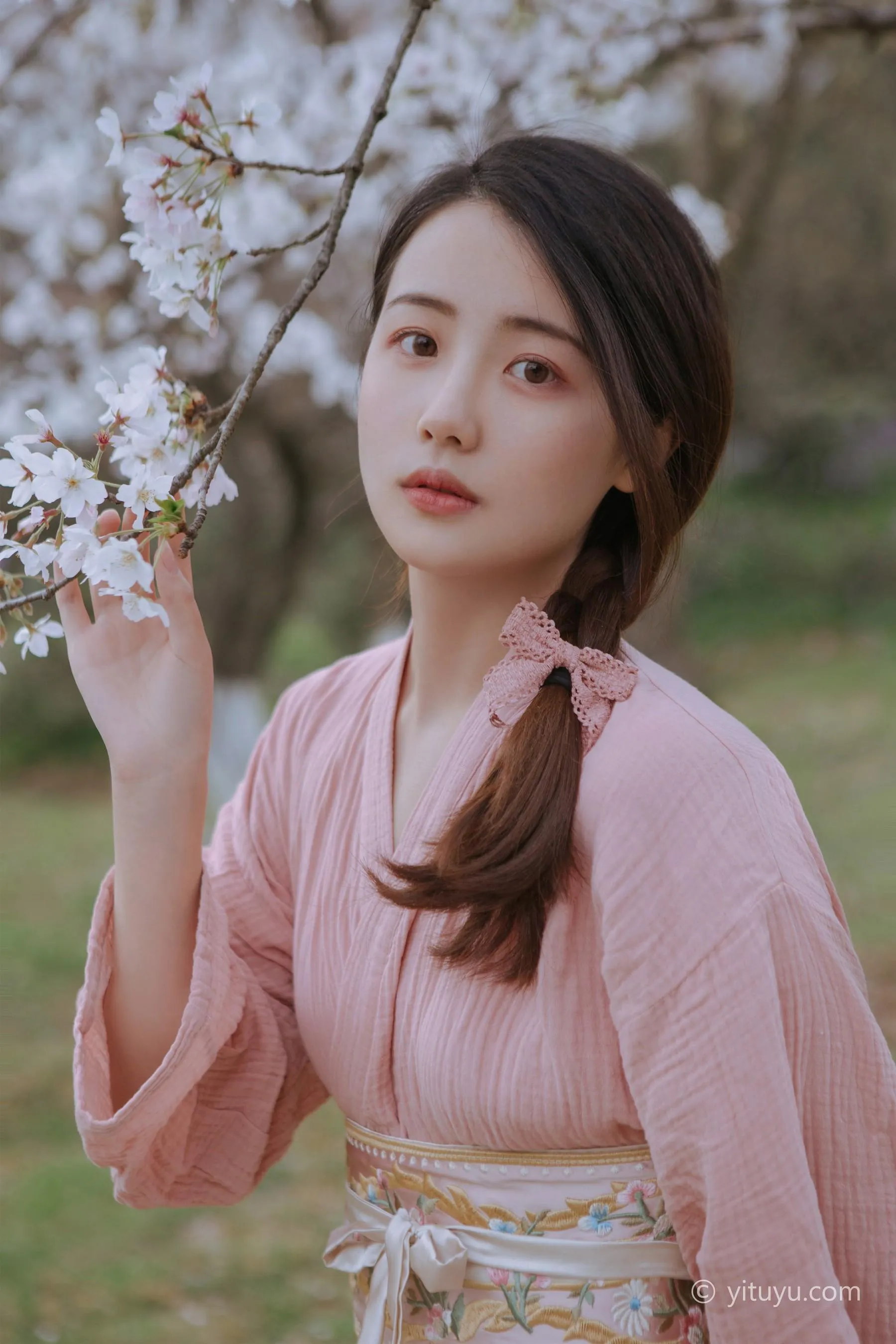 [YITUYU艺图语]2021.05.19 起风渐暖，樱花将灿 一只小四月 [24P]插图2